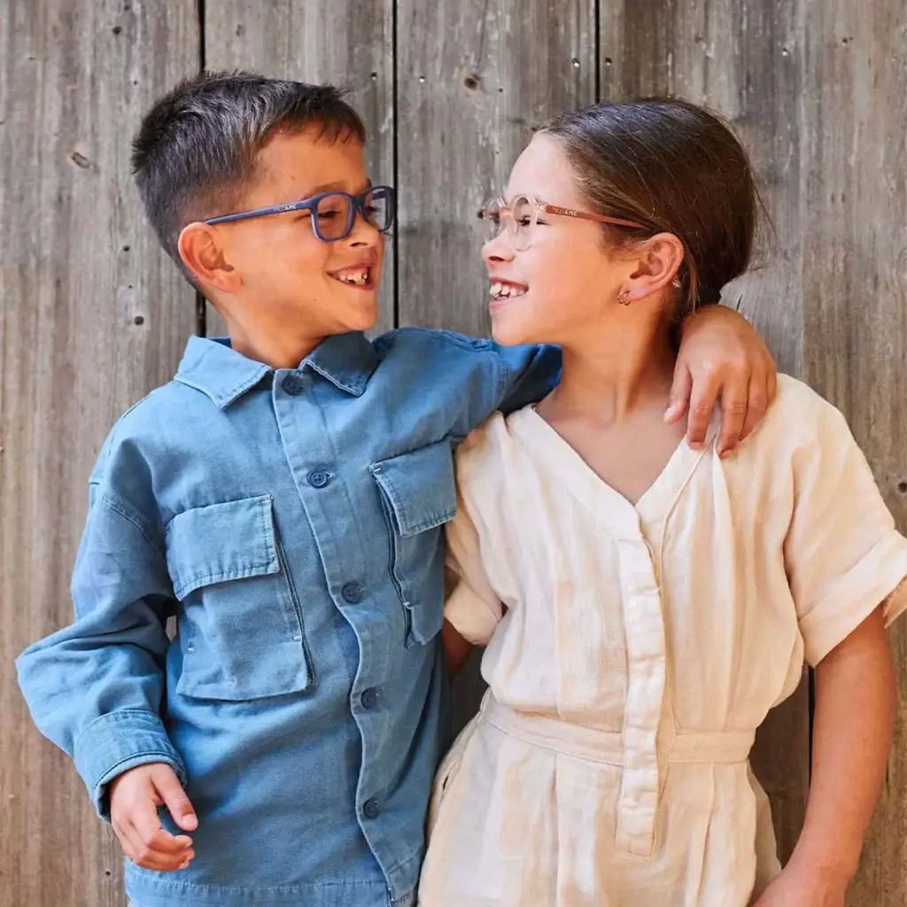 Zwei Kinder mit Brille – Kinderbrillen in Mannheim