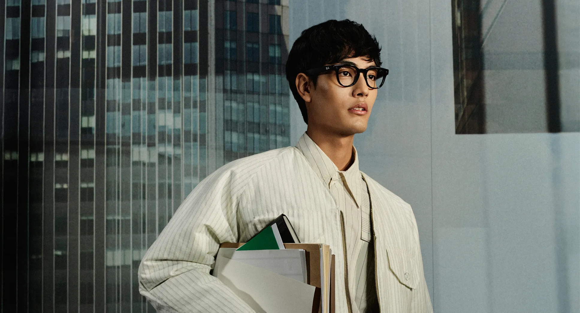 Kunde testet die Video- und Audiofunktionen der Ray-Ban Meta Smartglasses im Fachgeschäft.